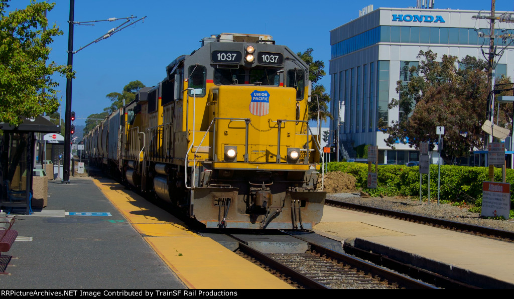 UP 1037 Leads the LSF51-19